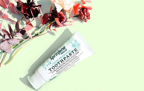 Upgrade your oral care routine with SPRINJENE natural toothpaste. Made with Nigella sativa (black cumin), a medicinal herb with anti-microbial, anti-inflammatory, and pain-relieving properties. It also helps to reduce dental caries, periodontal 